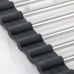 Highport Oprolbaar Vaat Droogrek - Scandinavisch Design - Opvouwbaar Hittebestendig Roestvrijstalen Keuken Afdruiprek - Vaatwasser Geschikt - Sterke 18-staafs Onderzetter - Foodgrade Materiaal -Winkel Voor Schoonmaakartikelen 1200x1200 1303