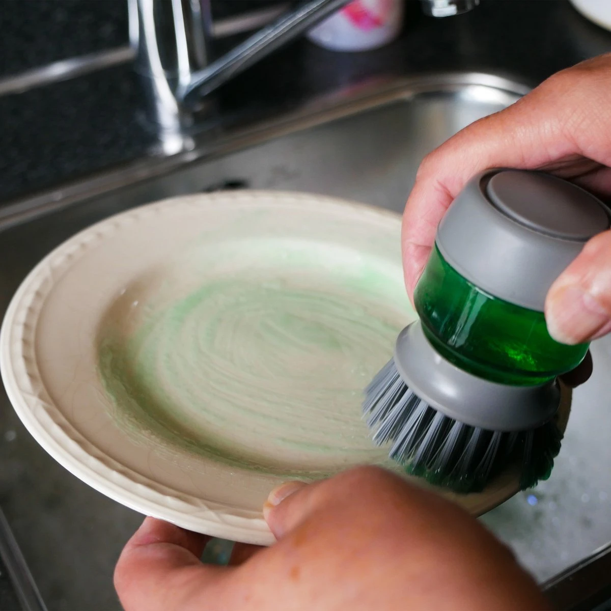 In Round Afwasborstel Met Zeepdispenser / Zeepreservoir – Inclusief Houder – Grijs – Afwas Borstel – Zeep Handborstel – Doseerpomp – Afwasmiddel Dispenser – Navulbaar 5 In Round Afwasborstel Met Zeepdispenser / Zeepreservoir – Inclusief Houder – Grijs – Afwas Borstel – Zeep Handborstel – Doseerpomp – Afwasmiddel Dispenser – Navulbaar - Image 5