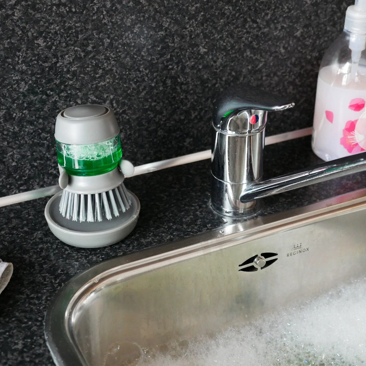 In Round Afwasborstel Met Zeepdispenser / Zeepreservoir – Inclusief Houder – Grijs – Afwas Borstel – Zeep Handborstel – Doseerpomp – Afwasmiddel Dispenser – Navulbaar 6 In Round Afwasborstel Met Zeepdispenser / Zeepreservoir – Inclusief Houder – Grijs – Afwas Borstel – Zeep Handborstel – Doseerpomp – Afwasmiddel Dispenser – Navulbaar - Image 6