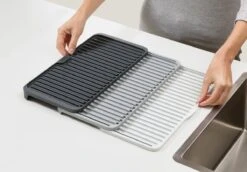 Joseph Joseph - Tier - Afdruipmat - Uitschuifbaar - Grijs -Winkel Voor Schoonmaakartikelen 1200x836 3